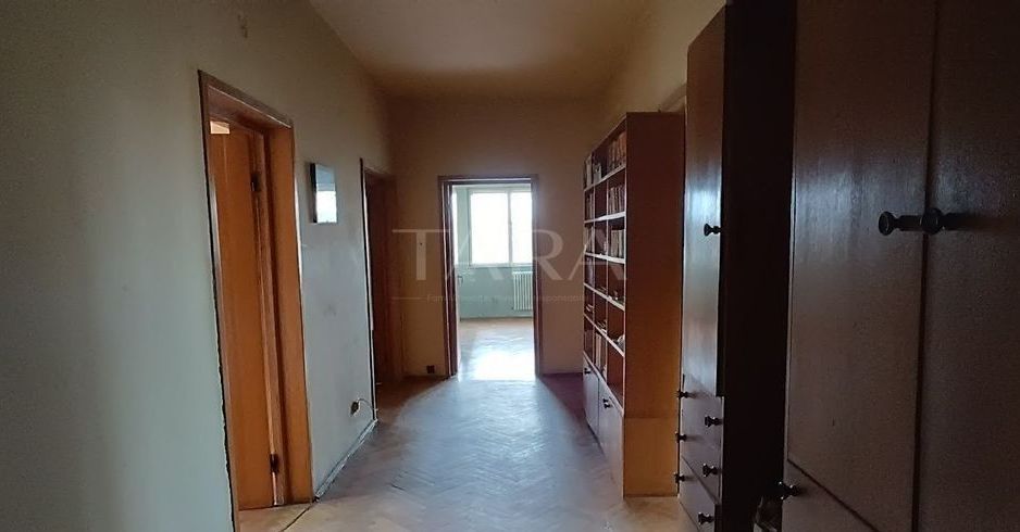 Apartament generos cu 4 camere și garaj inclus, zona Centrala - Poză 1