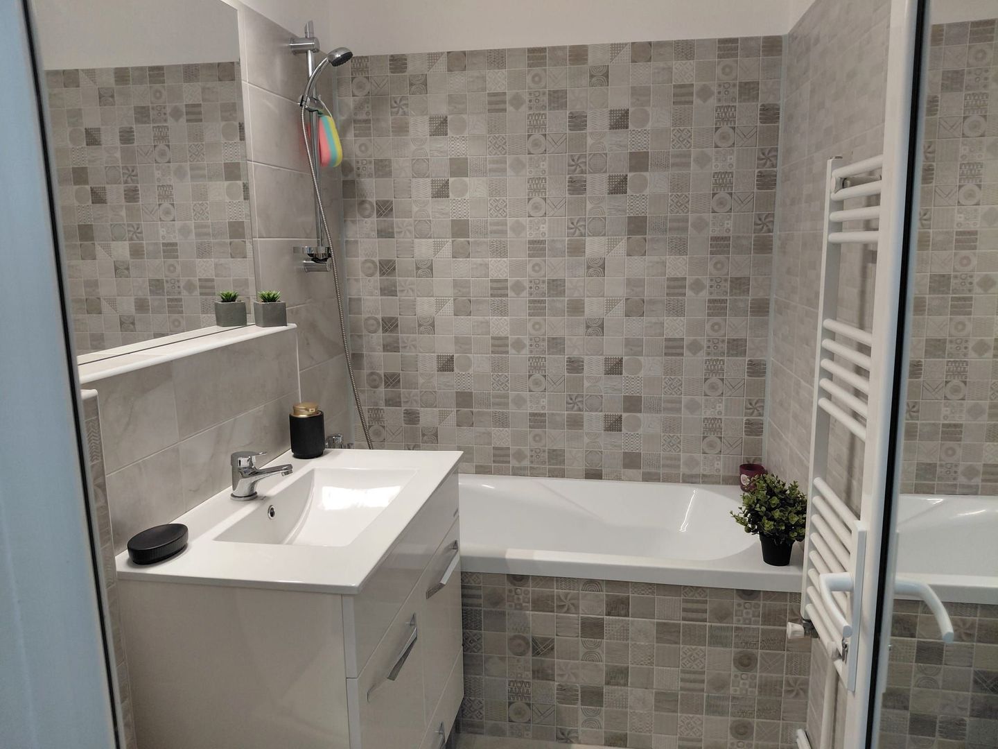 Vanzare - apartament cu 3 camere, Micro 16, renovat, mobilat nou - Poză 11