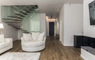 Vilă de închiriat în Voluntari // piscină privată și design modern