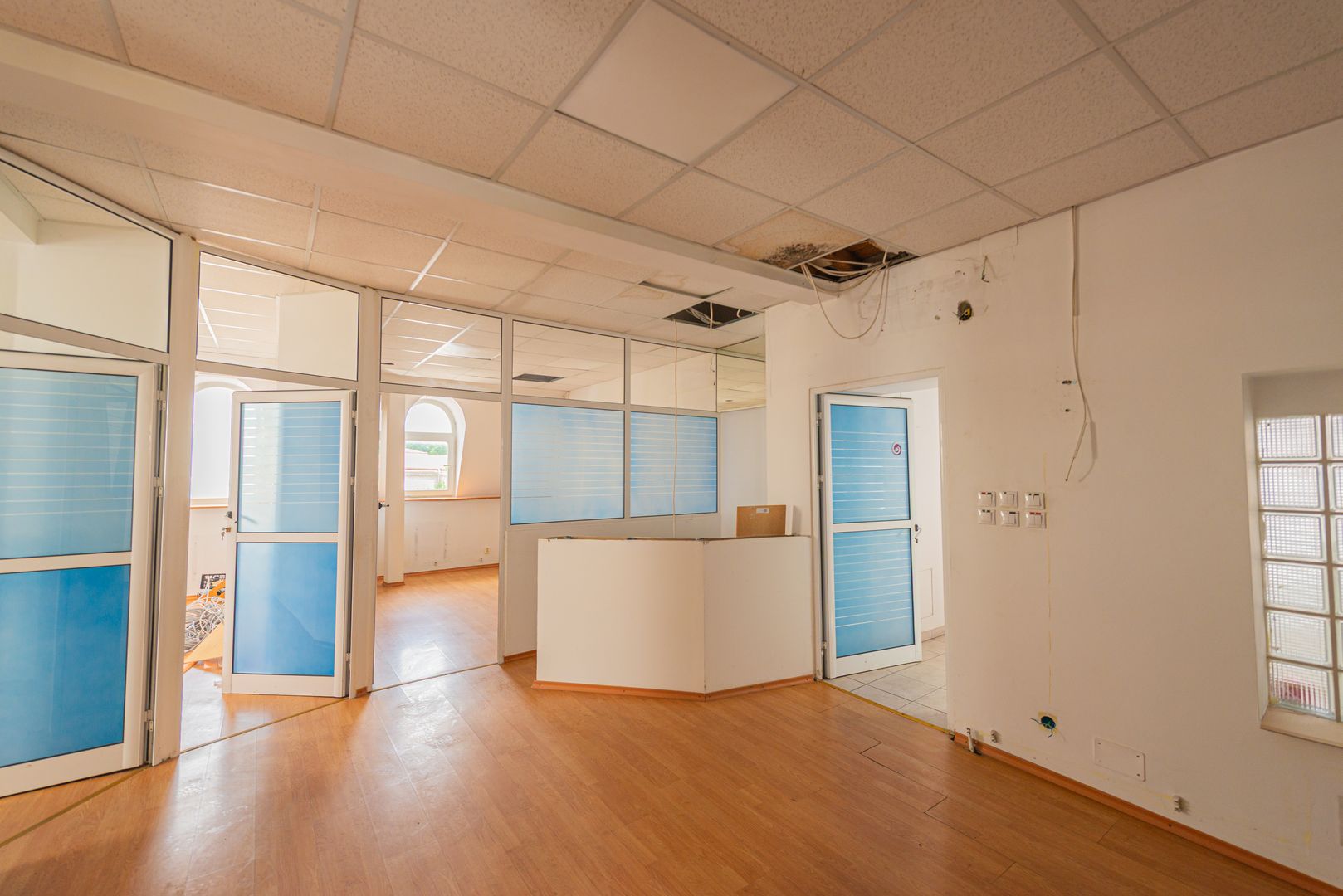 Spatiu comercial de inchiriat, 9 camere, 3 bai, Universitate, 120mp - Poză 21
