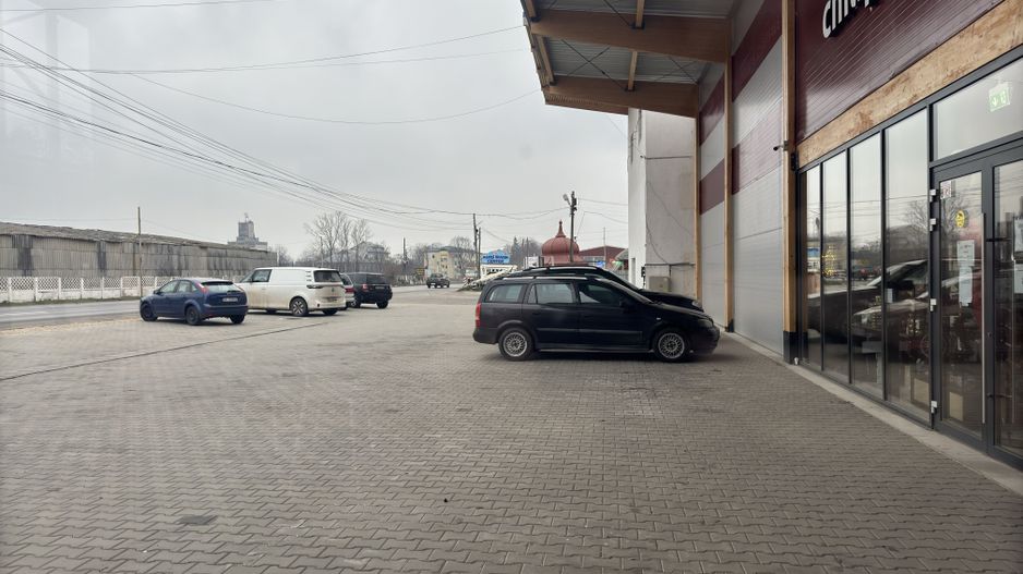Showroom + cladire birouri | Roman/Neamt | stradal - de vanzare - Poză 9