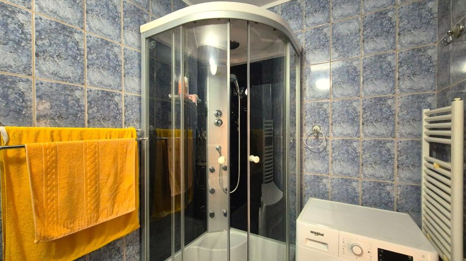 Ideal pentru un cuplu, apartament decomandat, însorit și foarte luminos. - Poză 12