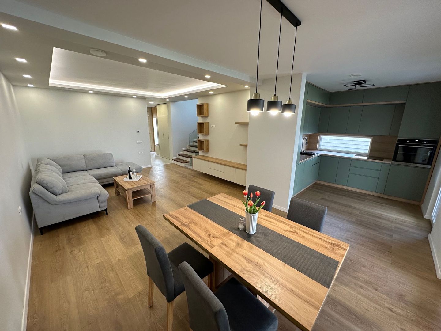 Duplex deosebit cu garaj și subsol - Poză 1