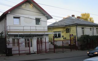 Casa situata in centru, in fata Lic. Economic nr. 1 - Poză 2