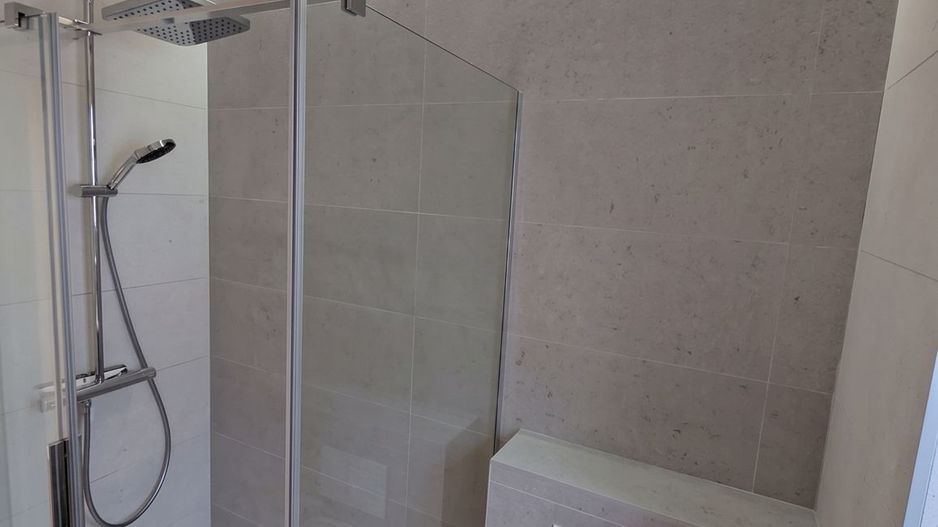 Casă renovată 2026, curte și foișor, zona AFI - Poză 3