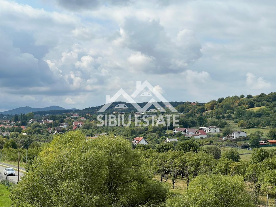 Vila spațioasa cu priveliște superbă spre cetatea Cisnadioarei - Poză 6