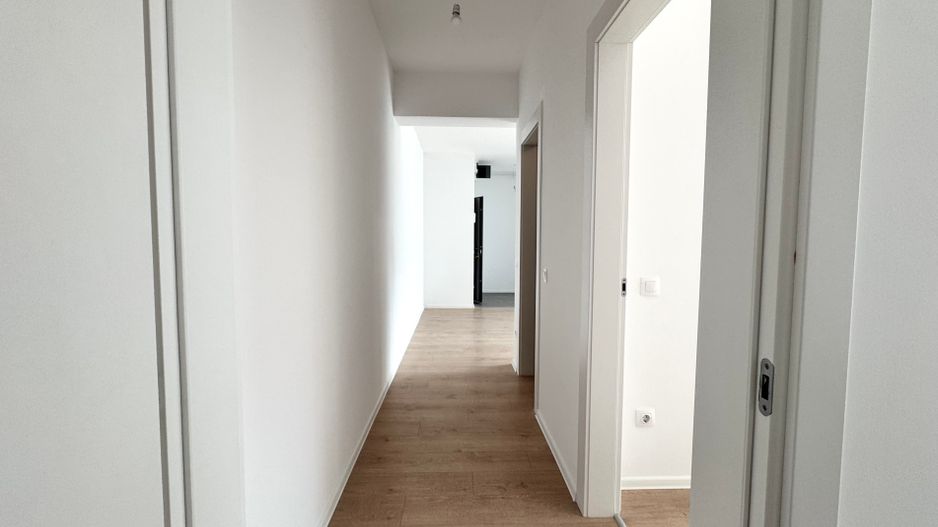 3 camere. Dormitor matrimonial cu baie en-suite. 83 mp Utili. - Poză 10