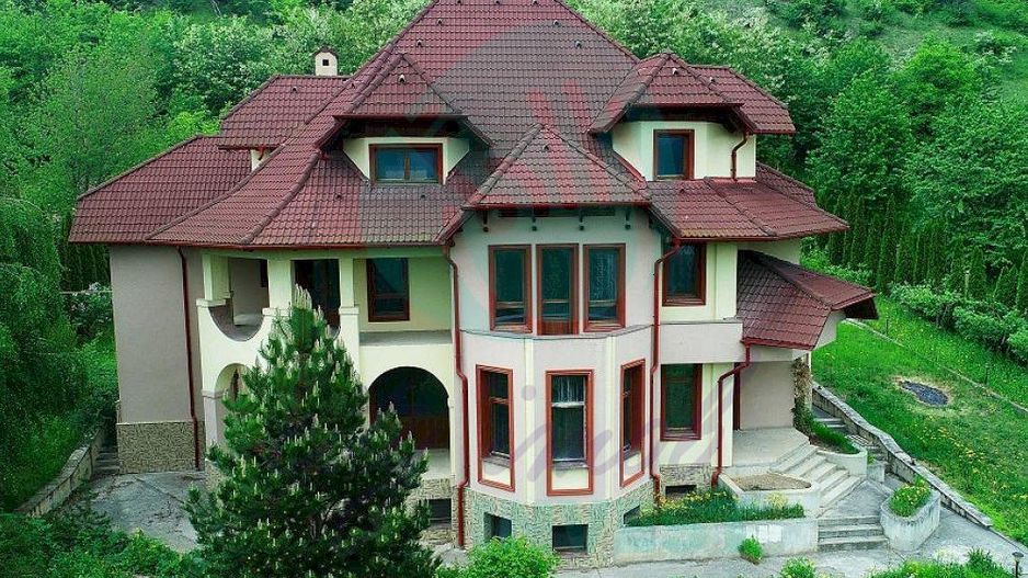 Vila spatioasa in zona exclusivista a orasului Piatra Neamt - Poză 1