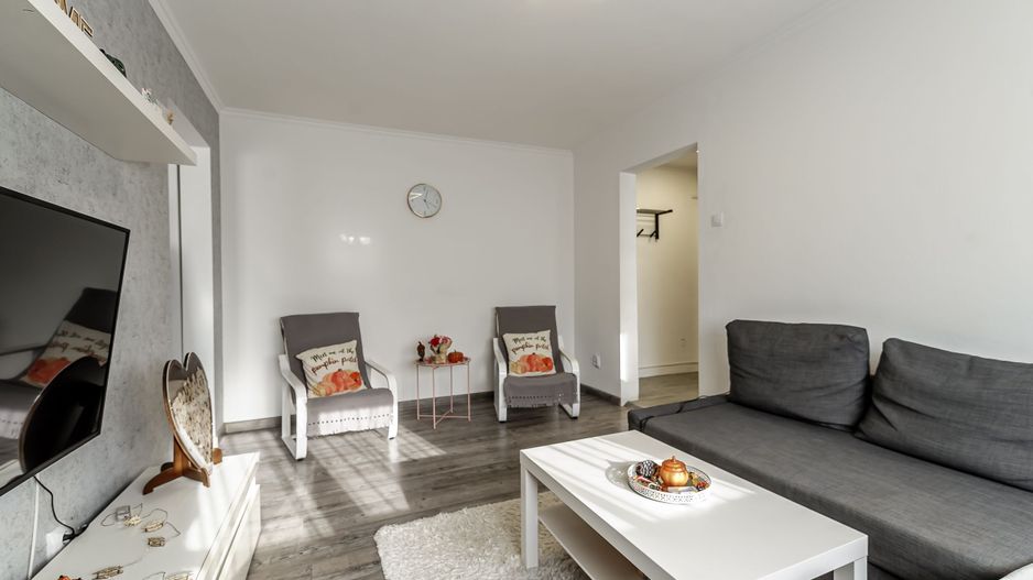 Apartament la etajul 3 cu 2 camere la cheie in zona Romanilor - Poză 2