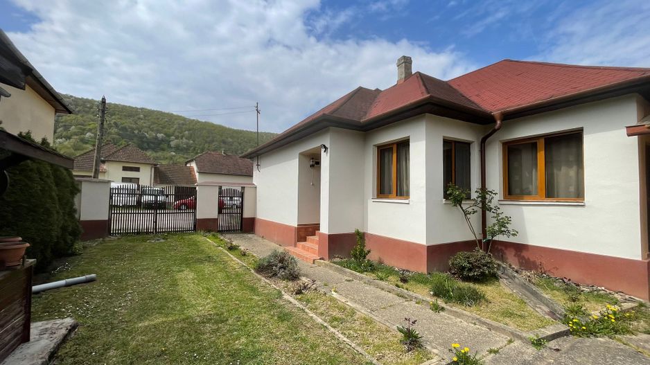 Casă de vânzare în Vașcău–natură, liniște și confort modern- 72000 Eur - Poză 1