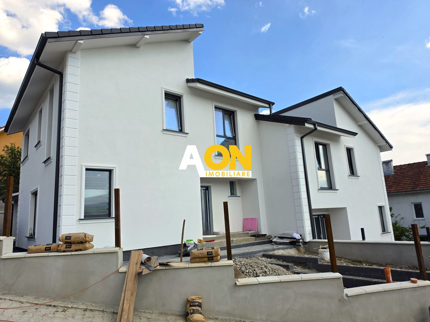 Duplex modern, 4 camere, curte 315 mp, predare mobilata,zonă liniștită - Poză 1