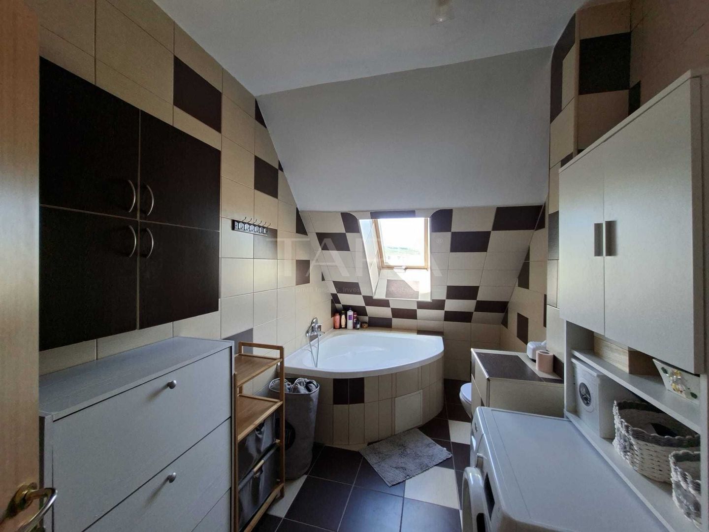 Apartament spațios pe 2 niveluri, complet mobilat și utilat. - Poză 8