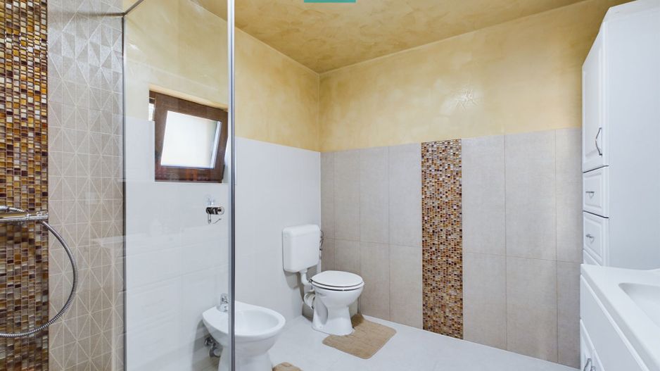 Vilă cu mansardă în Bujac - Poză 16