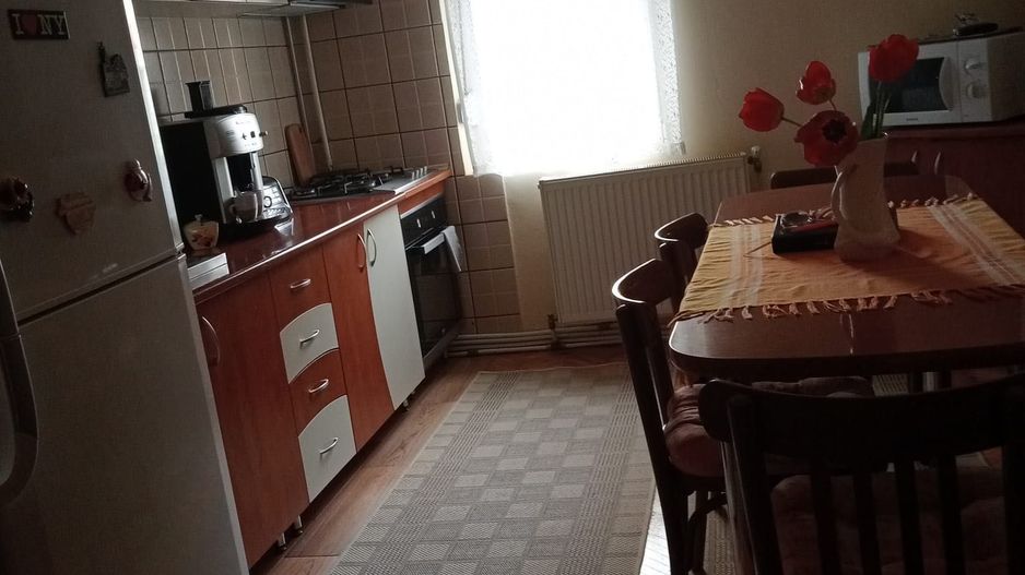 Vand apartament cu 3 camere, decomandat, la parter - Poză 1
