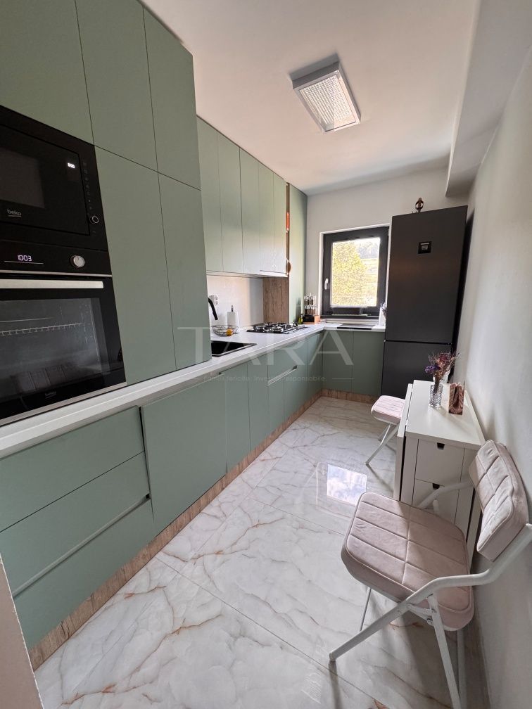 Apartament decomandat, renovat complet, mobilat, parcare inclusă. - Poză 3