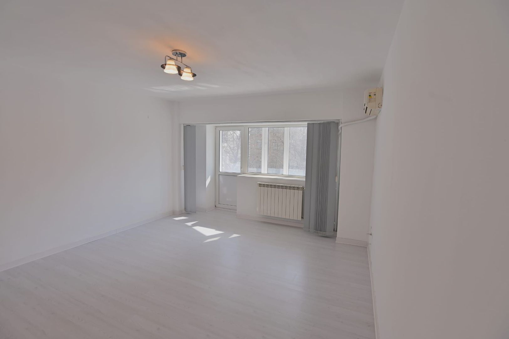 Apartament 2 camere cu 3 balcoane pe Bulevardul Decebal - Poză 2