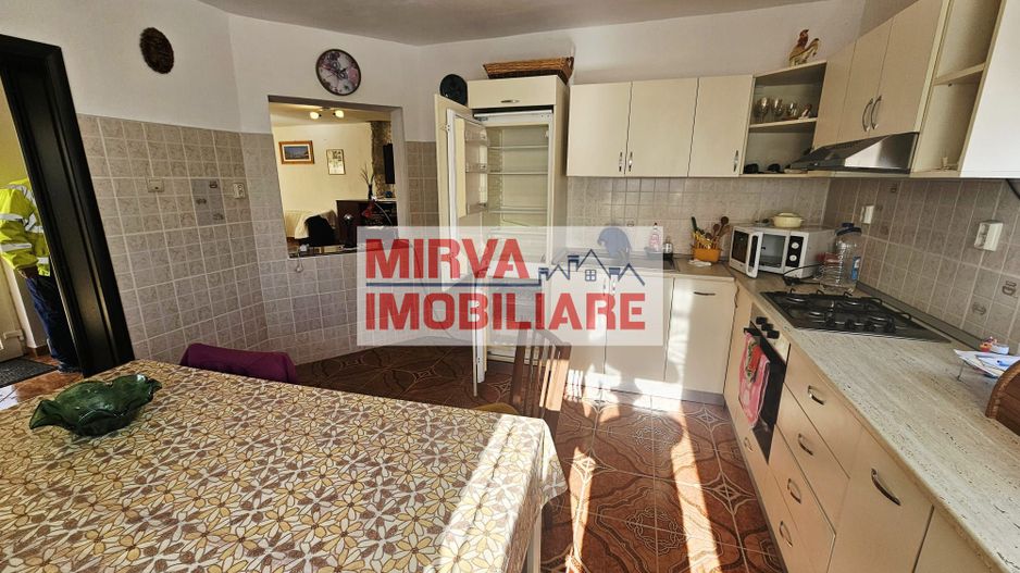 Casă 5 camere + teren generos 1700 mp – Ariceștii Rahtivani - Poză 11