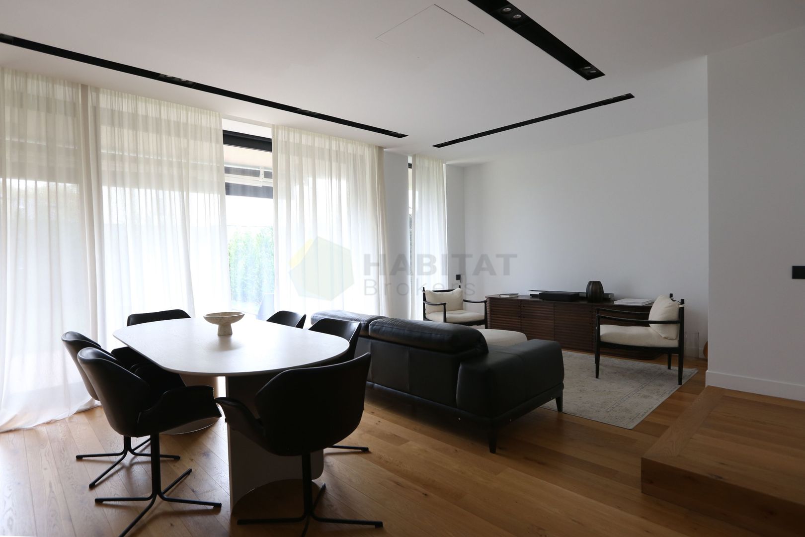 Eleganță pură într-un ansamblu exclusivist – Vilă complet mobilată AMBER GARDEN - Poză 1