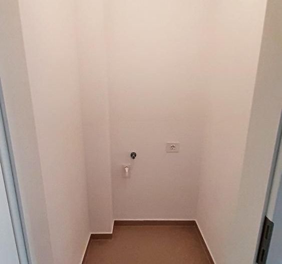 Cartier Coresi, apartament nou, nemobilat 400 euro - Poză 9