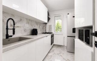 Apartament decomandat cu 3 camere și boxa | Parter | Dâmbovița - Poză 1