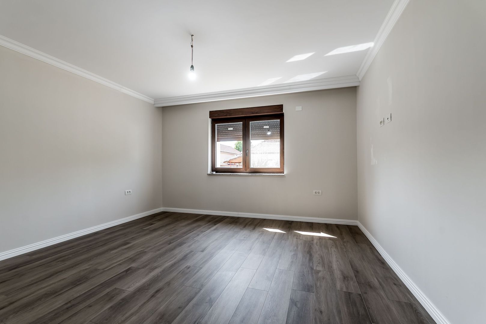 Casă gata de mutat în Aradul Nou, renovată complet (2026) - Poză 15
