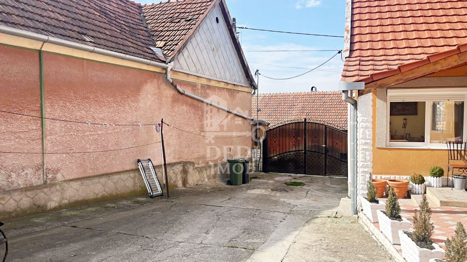 Casă cu 2 locuințe, teren intravilan 7062 mp Cetariu, Bihor - Poză 4