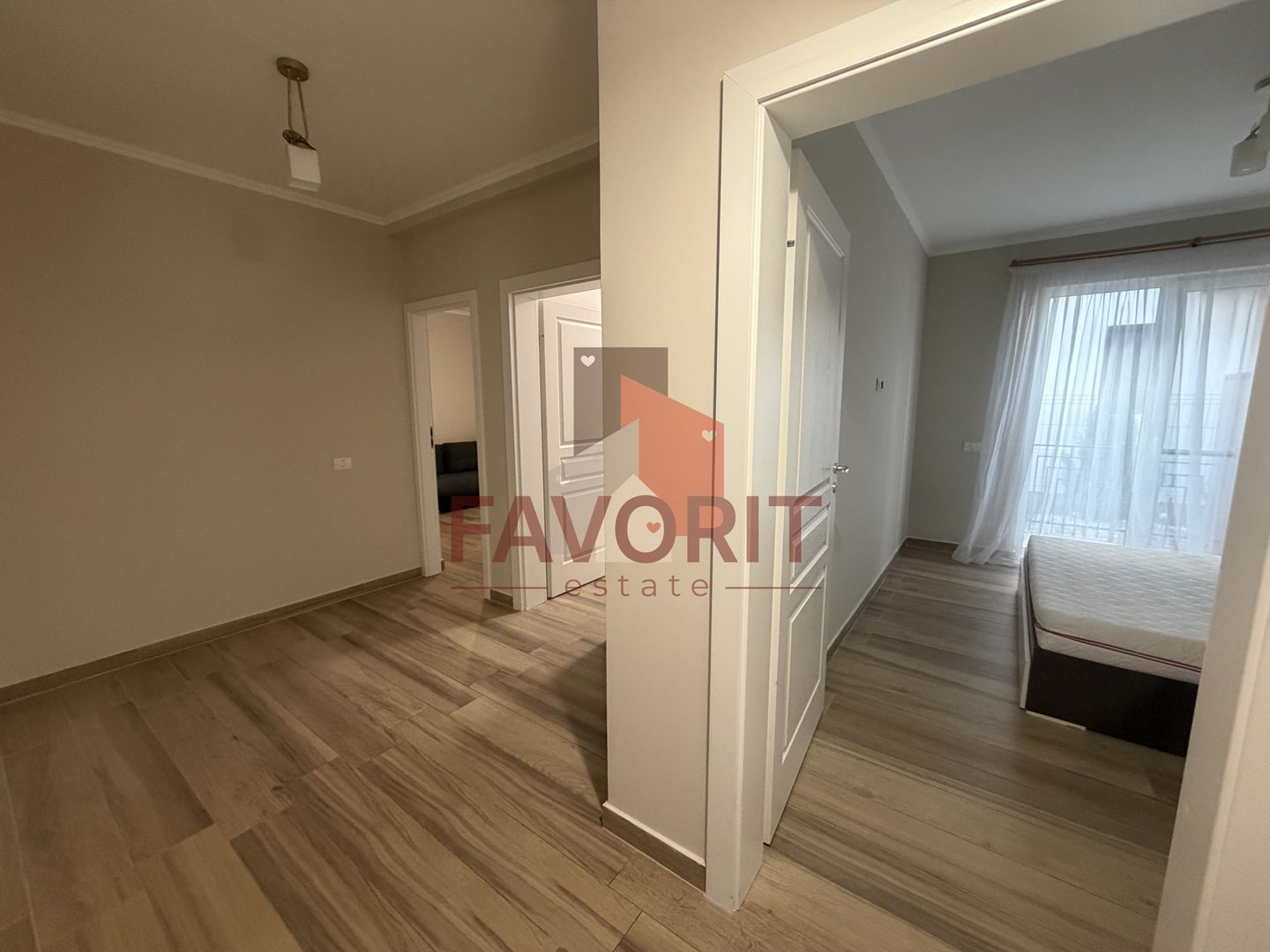 Bucatarie inchisa. Curte proprie. Cu 2 bai - Poză 6