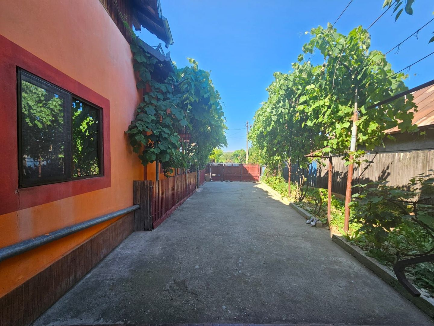 Casă de vânzare în Golești – locație excelentă lângă muzeu - Poză 13