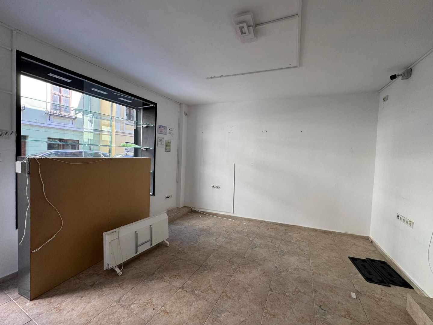 Spațiu comercial de închiriat în zona istorică cu vad pietonal - Poză 2