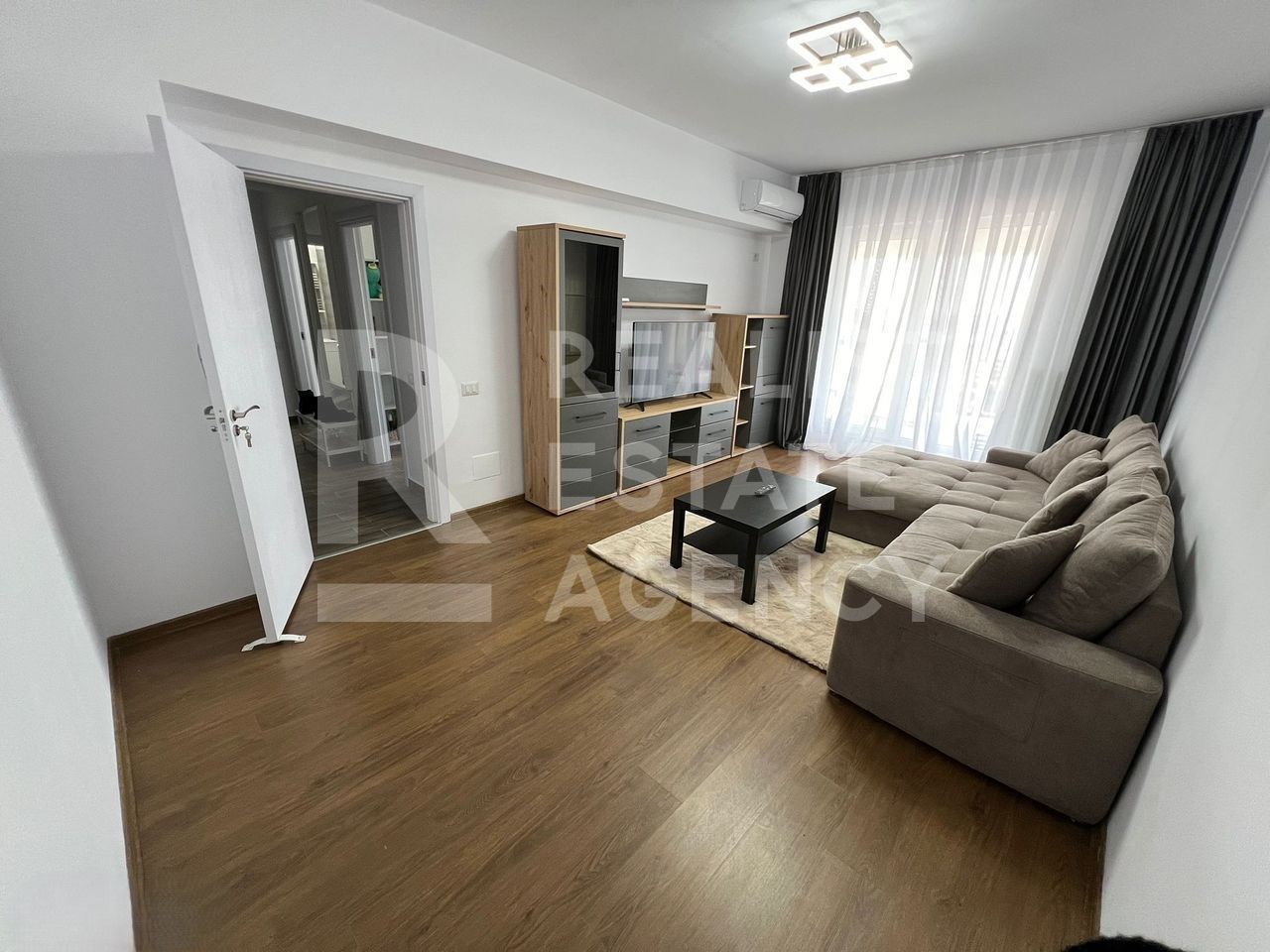 Vânzare, apartament 2 camere, zona Titan - Poză 1