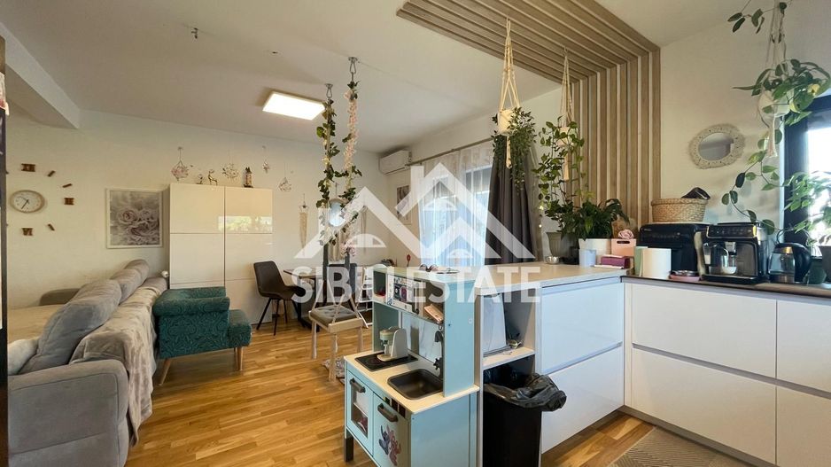 Duplex elegant cu 5 camere, 2 bai, curte in Cristian - Poză 9