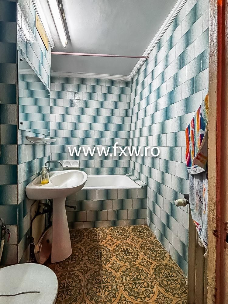 Apartament spațios de 3 camere, decomandat, langa metrou - Poză 5