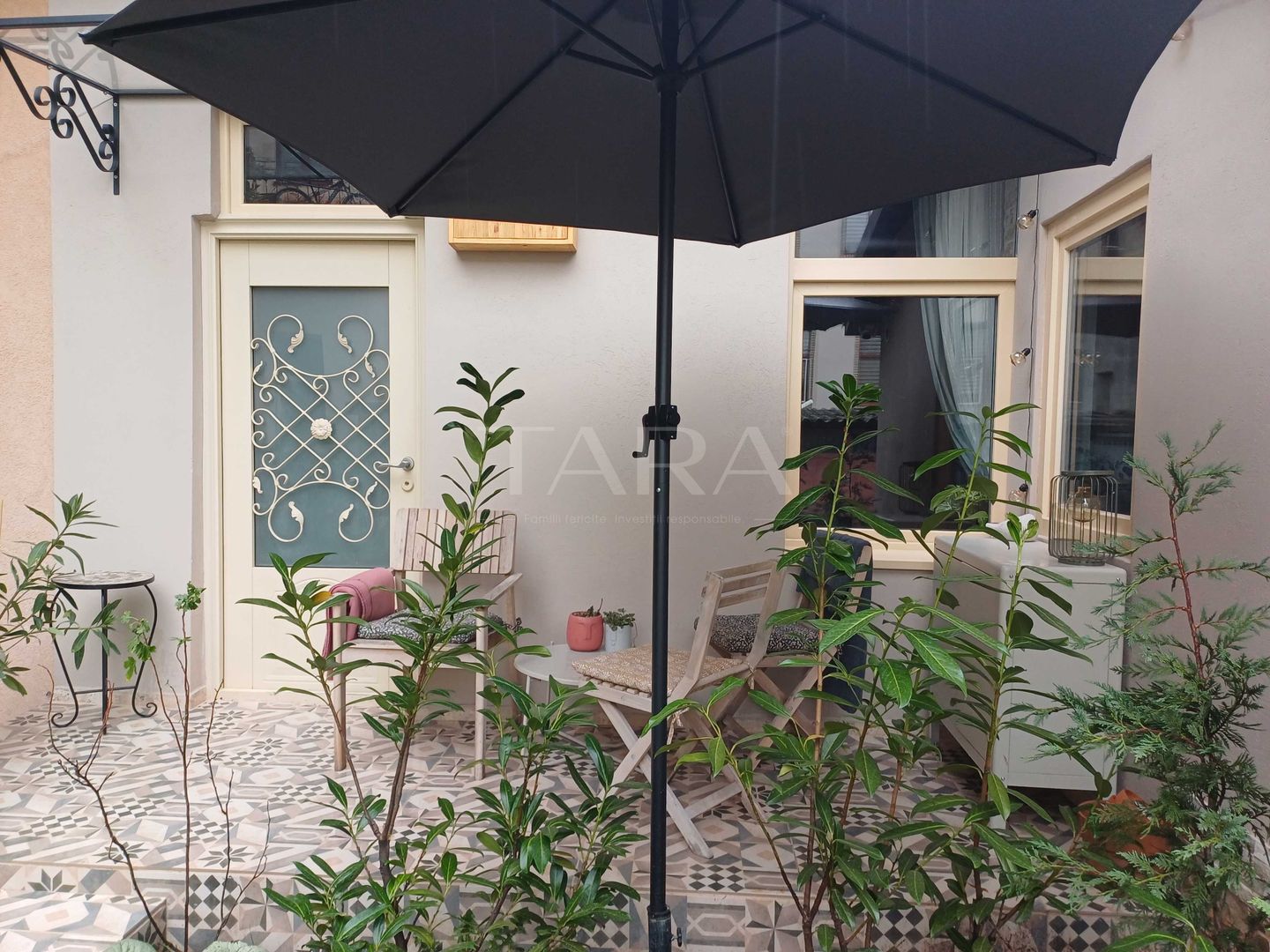 Casă renovată, cu terasă și grădină, în zonă Centrala - Poză 8