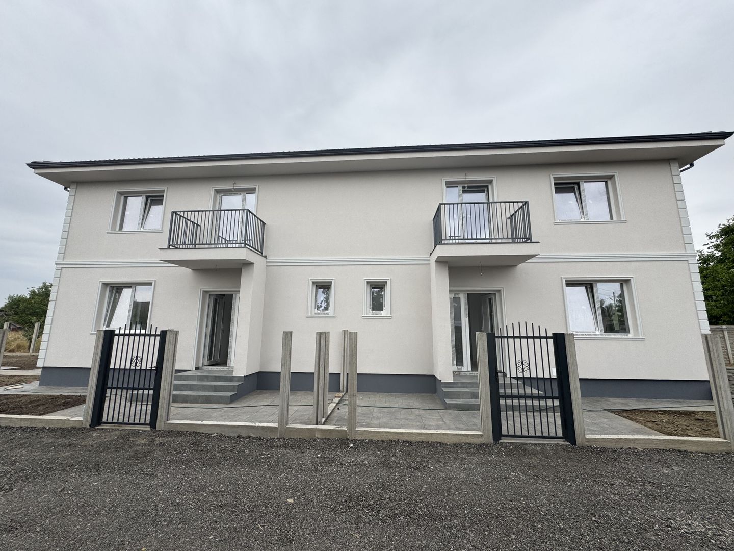 1\2 Duplex Utvin P+E,4Camere,2 Bai,Toate Utilitatile - Poză 2