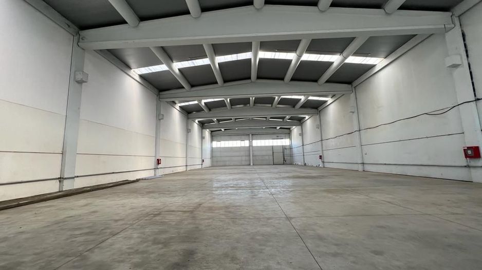 Spatiu de productie / depozitare 7600 mp si 5811 mp platforma betonata - Poză 1