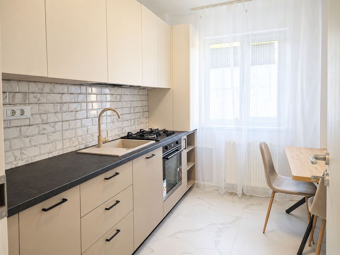 Apartament NOU mobilat 2 camere Dec 48 mp Bucium Visan 92000 euro - Poză 1