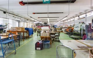 Spațiu industrial cu platformă betonată și teren - Poză 1