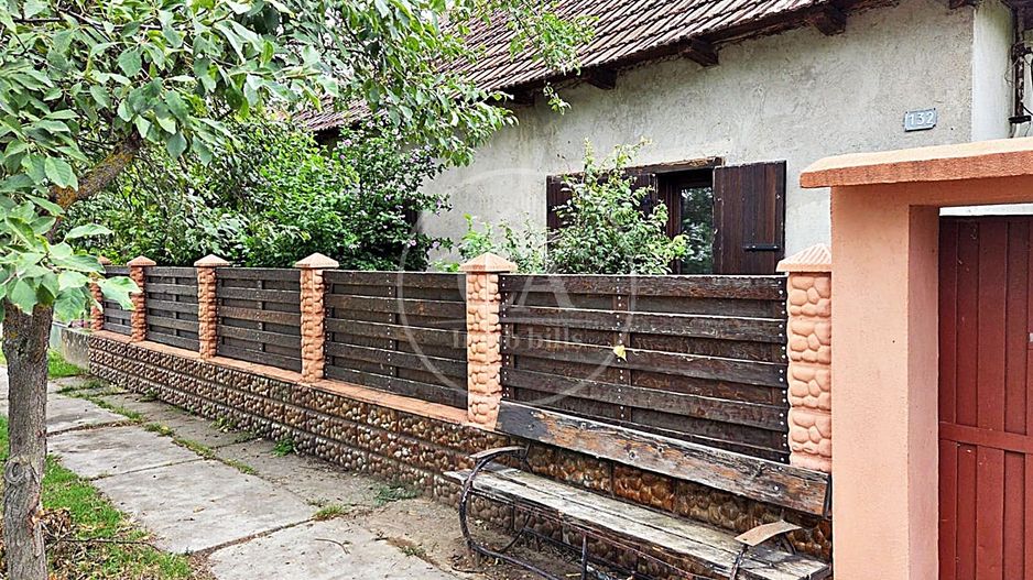 Casa de vanzare cu 4 camere si teren de 1520 in satul Batar, Bihor - Poză 2