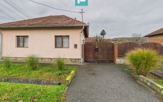 Casă renovată în localitatea Comănești, Arad - Poză 1