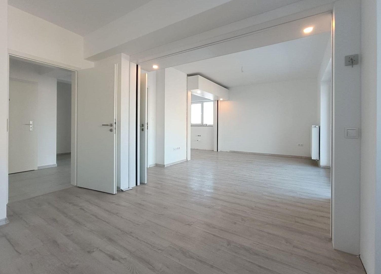 Oferim spre vanzare apartament 2 camere modern cu pereti retractabili - Poză 2
