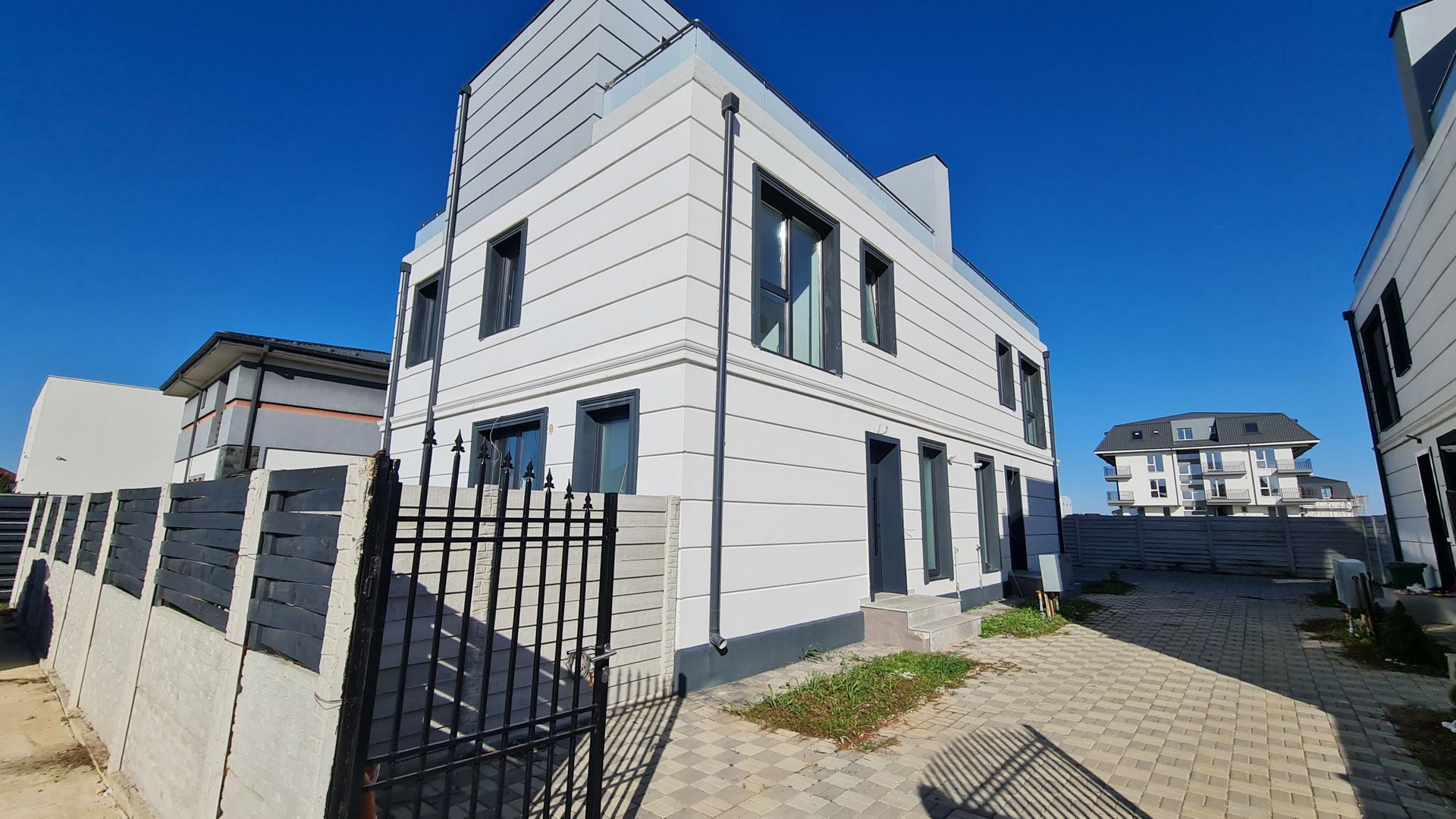 Otopeni str 23 August! Vila 5 camere la calcan pret fara concurenta! - Poză 1