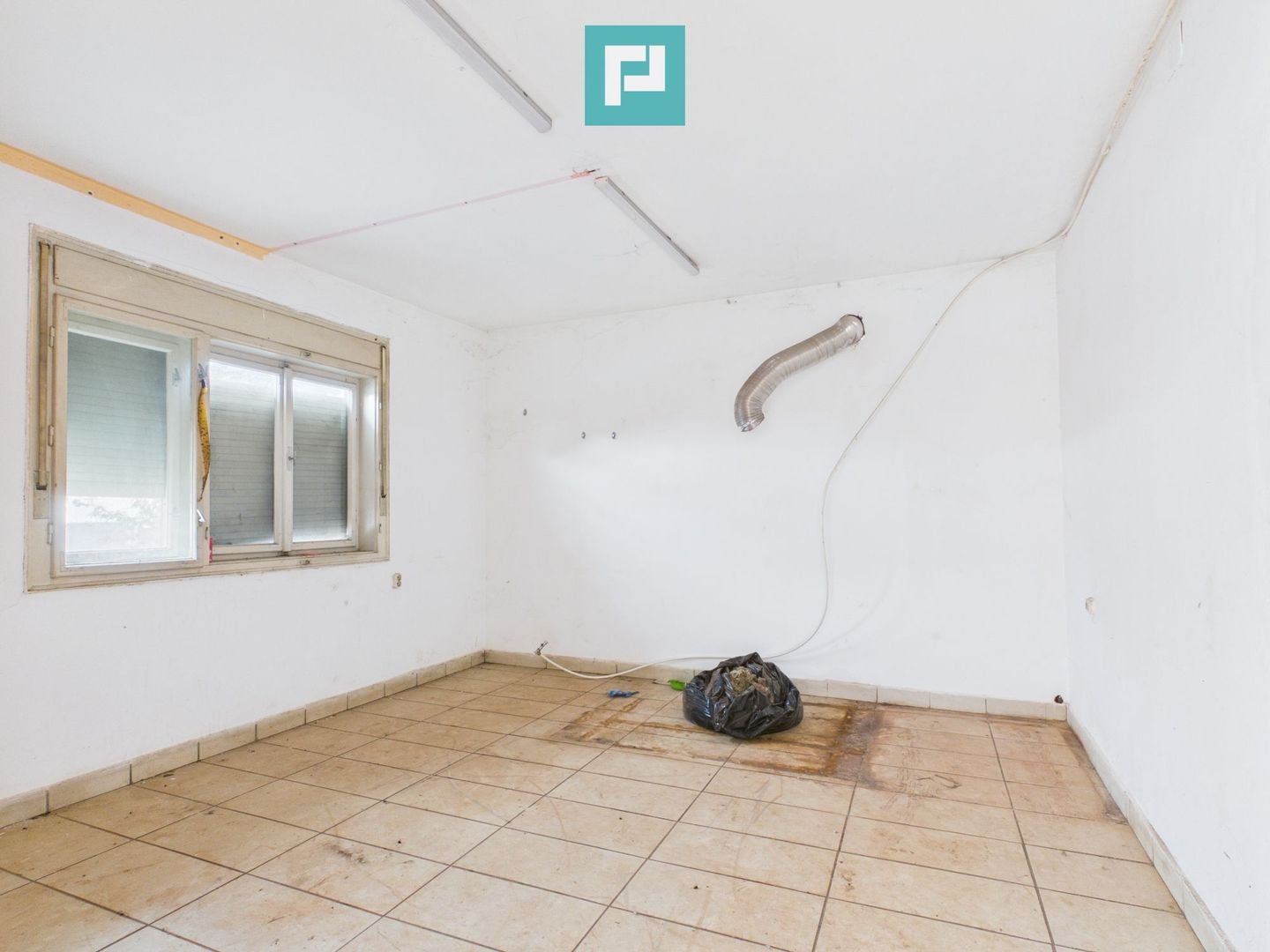 Casă solidă din cărămidă - zona centrală Șiria - Poză 7