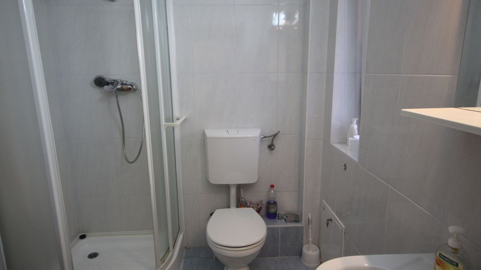 Vila spatioasa ideala pentru diferite activitati sau ptr.locuit -NEMOBILATA - Poză 18