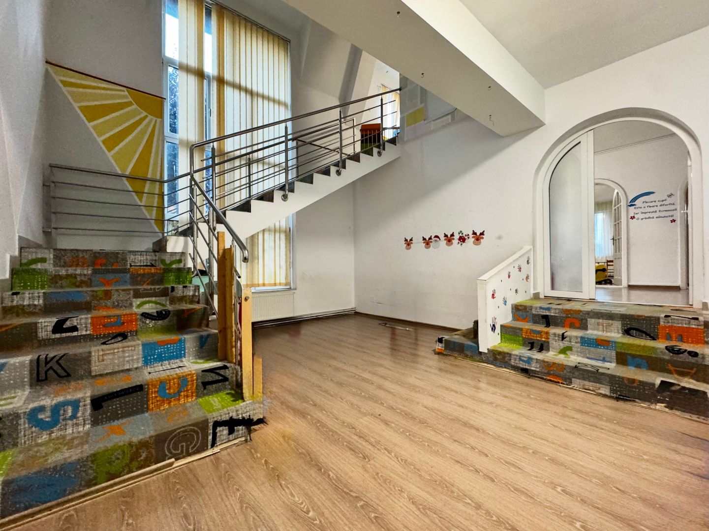 Casa spațioasă, cu spațiu comercial, locuri de parcare - Aradului Vest - Poză 4