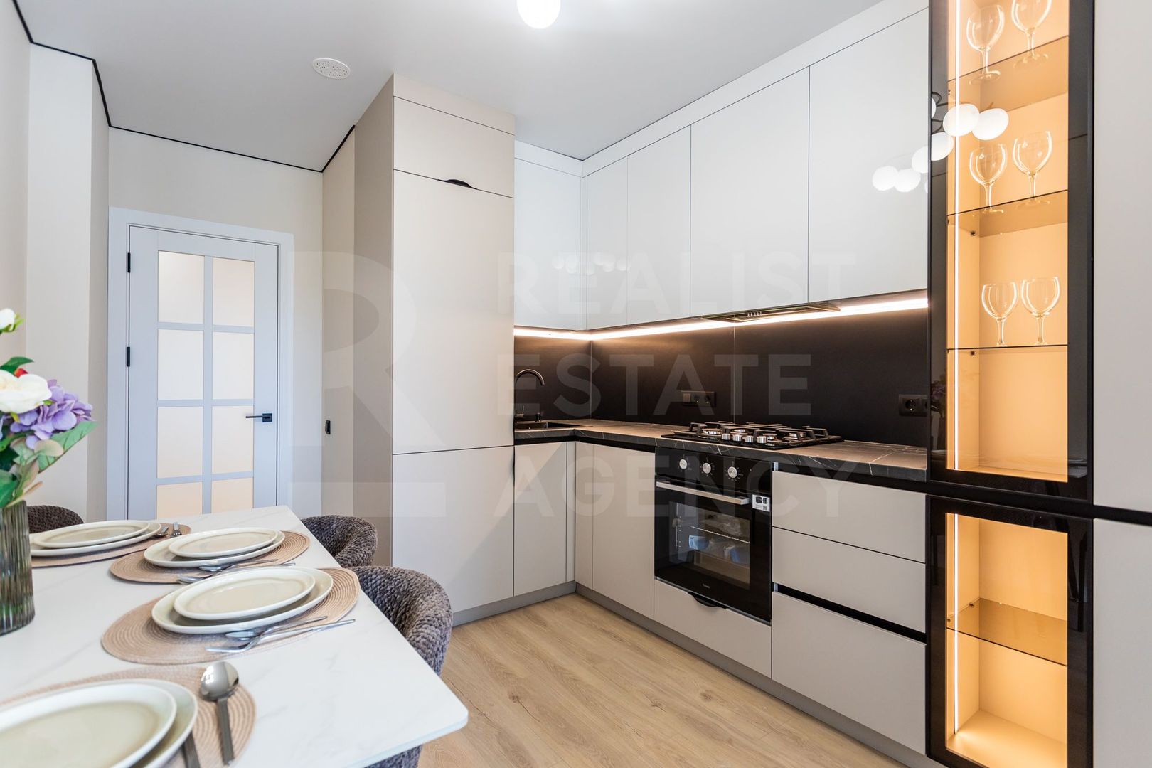 Vânzare, 3 camere, Strada Nicolae Milescu Spătarul, Ciocana - Poză 1