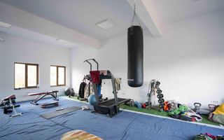 Baza de tenis si constructie moderna - Poză 10