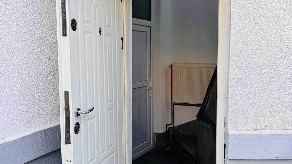 Spatiu stradal, central, cu vad comercial si vizibilitate excelenta - Poză 10