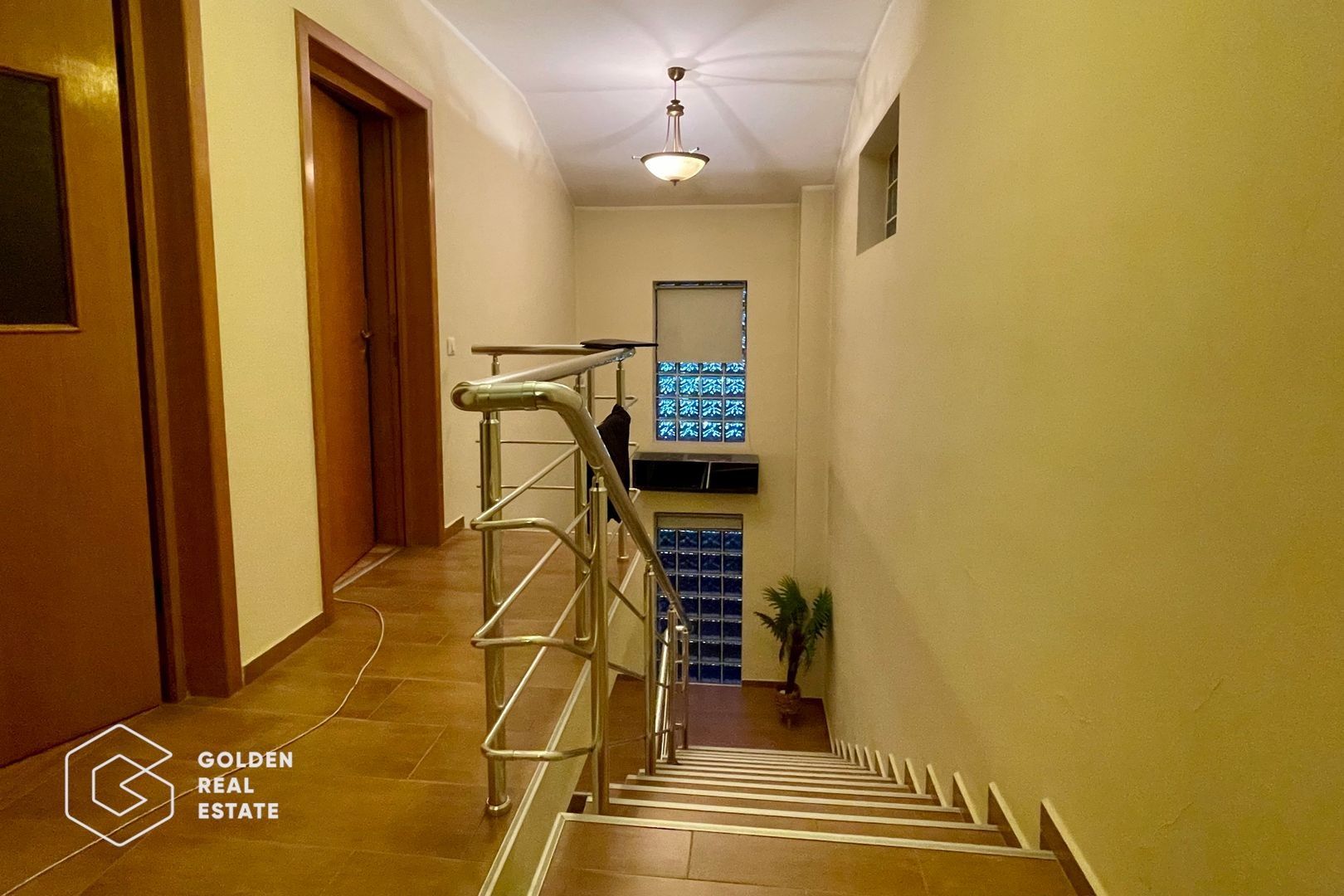 Casă generoasă pentru activități comerciale- Calea Vitan - Poză 12