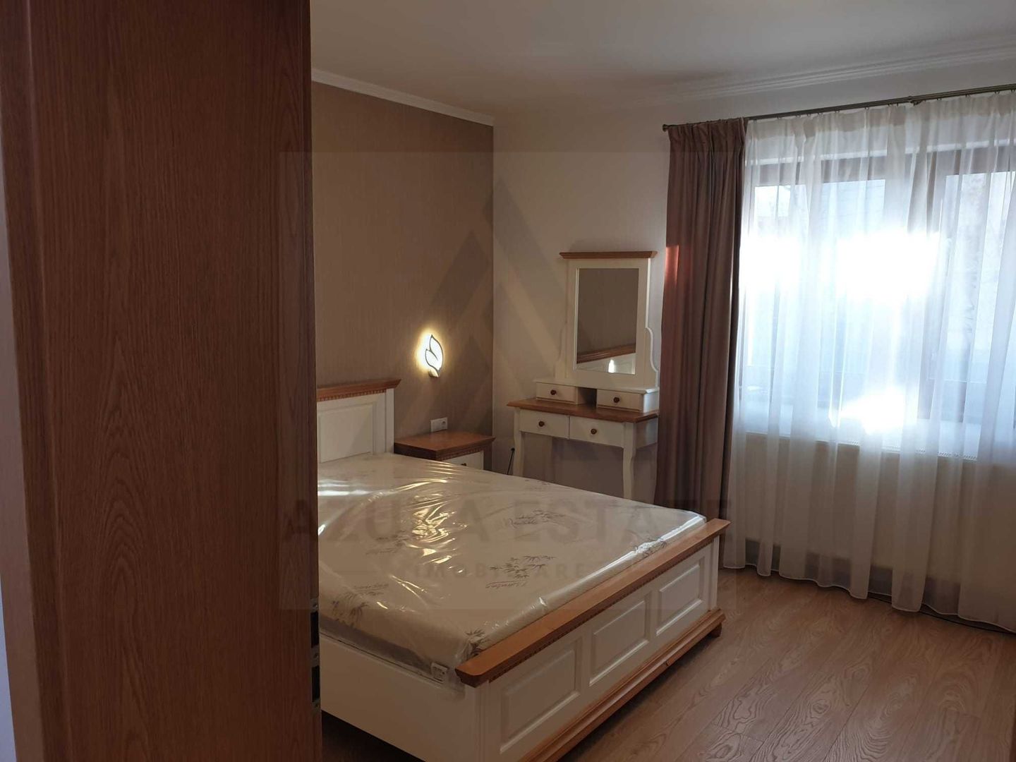 Apartament la casa 2 dormitoare terasa si curte proprie Sub Arini - Poză 4