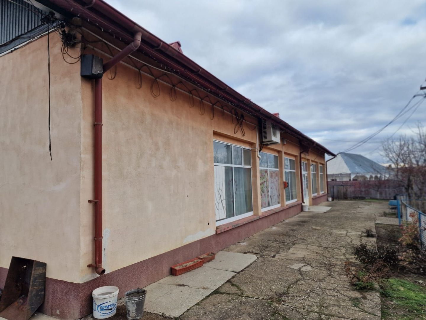 Se oferă spre vânzare / închiriere clădire cu spațiu comercial - Poză 14